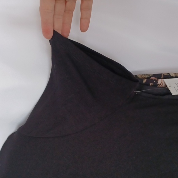 Como Vintage Oversize Black Tee with Pleated Floral Back - Picture 5 of 8